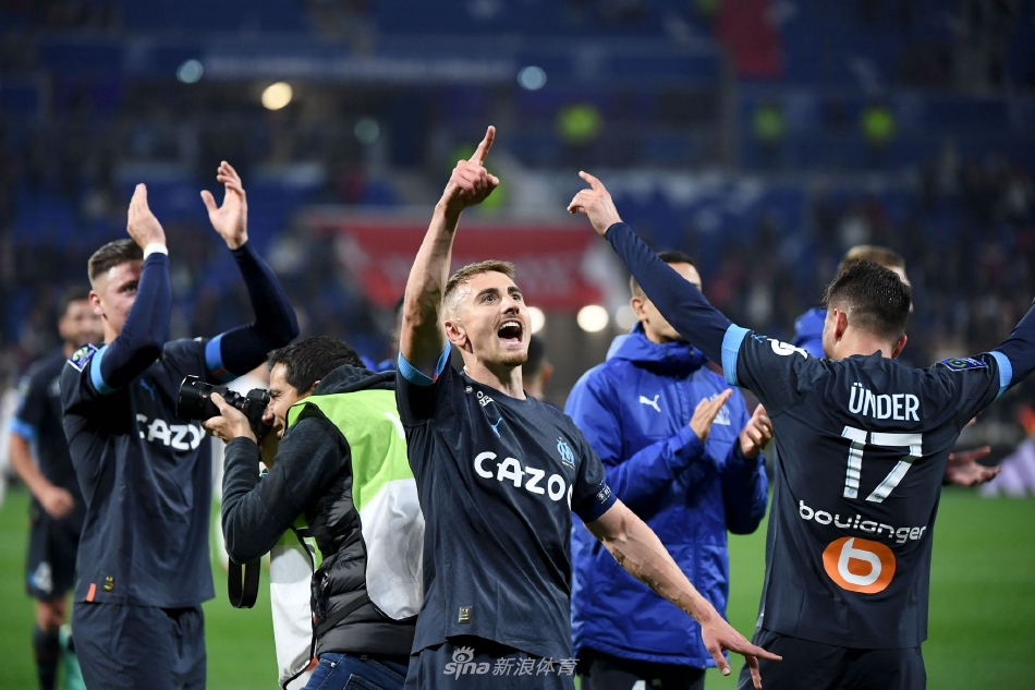 里昂门将安东尼·洛佩斯飞身侧扑，奋力将马赛一记势在必得的射门挡出底线。