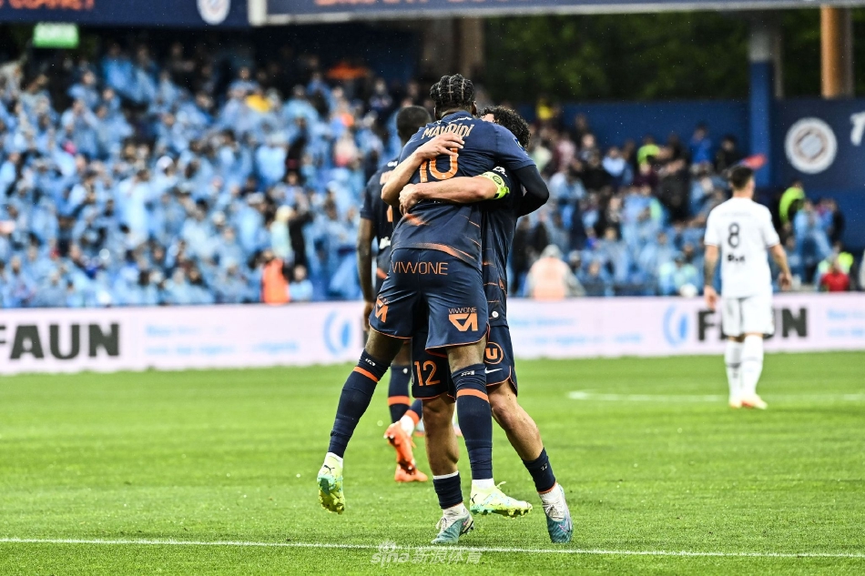 蒙彼利埃球员疯狂庆祝进球，替补前锋马维迪迪振臂狂奔，队友们从四面八方涌来将他团团围住。