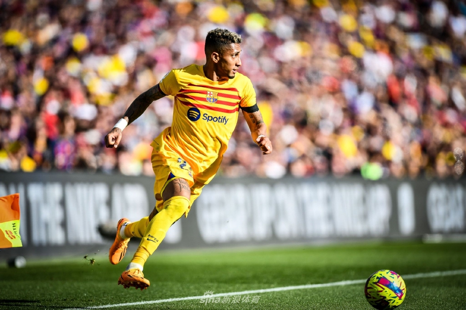 赛后巴萨全队相拥庆祝胜利，汗水与笑容交织，背后是浩瀚的诺坎普看台，共同铸就这个难忘的荣耀之夜。