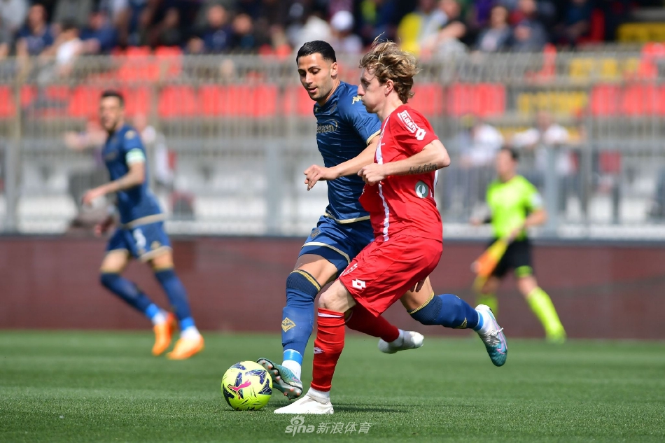 蒙扎队球员与教练组在终场哨响后紧紧相拥庆祝胜利，替补席上的队员也全部冲入场内，整个画面充满胜利的喜悦。