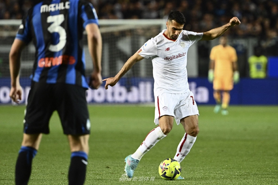 亚特兰大球员打入第三球后，全队激动地叠罗汉庆祝，教练席上的成员也一跃而起，喜悦之情溢于言表。