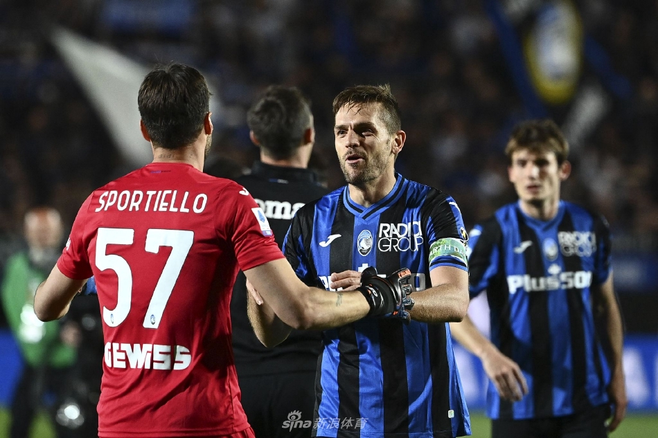 亚特兰大球员打入关键进球后张开双臂，在绿茵场上狂奔庆祝，身后的罗马防守球员则颓然低头，形成鲜明对比。