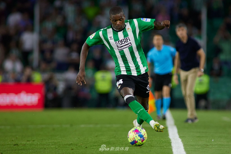 皇家社会球员带球突破，贝蒂斯后卫迅速贴身紧逼，双方在边线附近展开激烈的身体对抗与速度角逐。