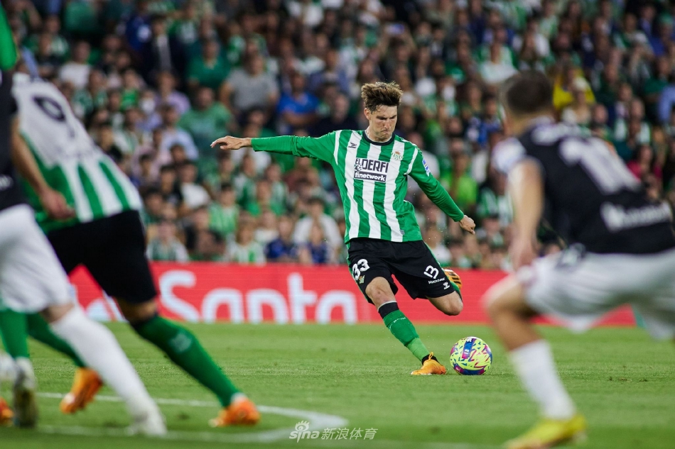 皇家社会球员突破后送出传中，皮球划过门前，双方球员与门将均奋力冲向落点，瞬间引爆小禁区内的混战。