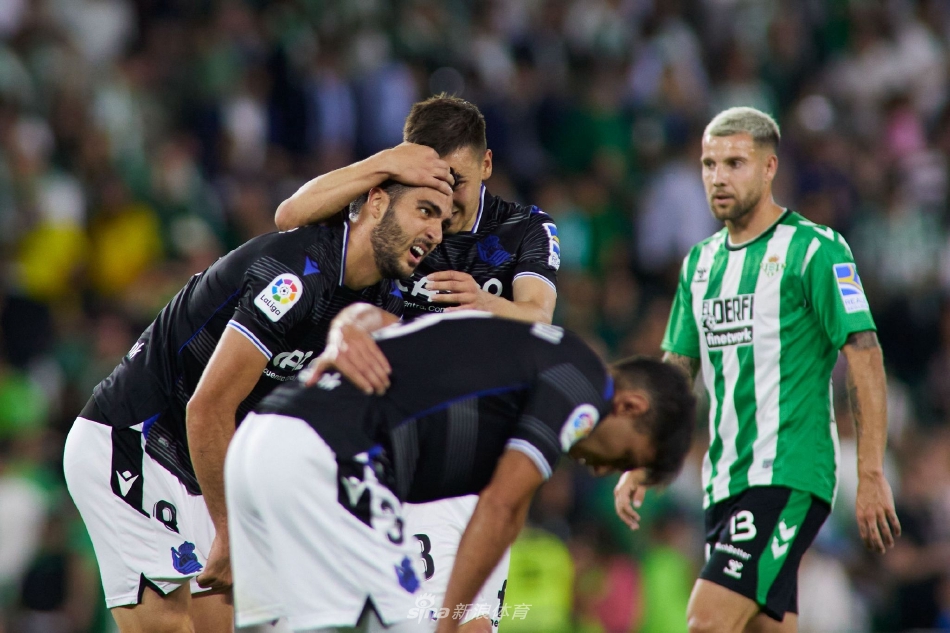 贝蒂斯球员主罚角球，禁区内双方球员相互卡位、纠缠，守门员准备出击，瞬间的紧张感布满整个画面。