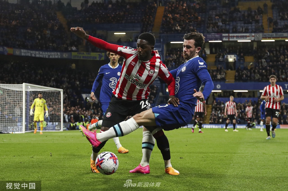 布伦特福德门将做出一次世界级扑救，飞身单掌将切尔西势在必得的射门托出横梁，力保球门不失。