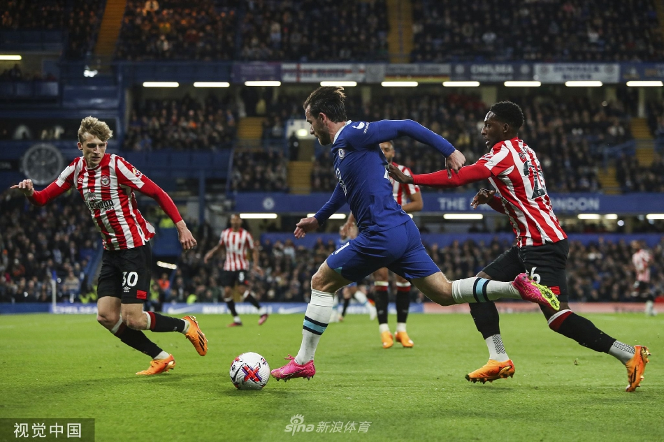 切尔西当家球星在对方严密盯防下艰难突破，脸上写满了焦急与无奈，折射出全队进攻端的挣扎。