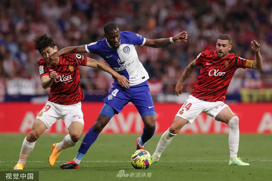 双方球员在中场激烈拼抢，身体对抗瞬间，草屑飞溅，争夺寸土不让。