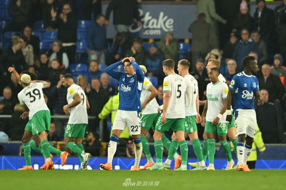 终场哨响，纽卡斯尔球员向客队看台挥手致谢，脸上洋溢着胜利的笑容，埃弗顿球员则低头匆匆离场