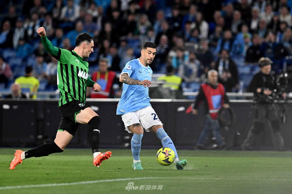 拉齐奥球员围拢在一起激情庆祝进球，奥林匹克球场的看台上爆发出热烈的蓝色浪潮。