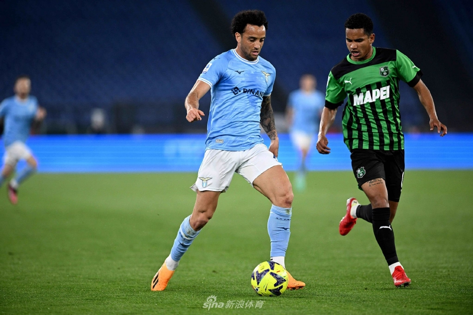 拉齐奥后卫在禁区内高高跃起，力压萨索洛前锋，将危险的传中球头球解围出危险区域。