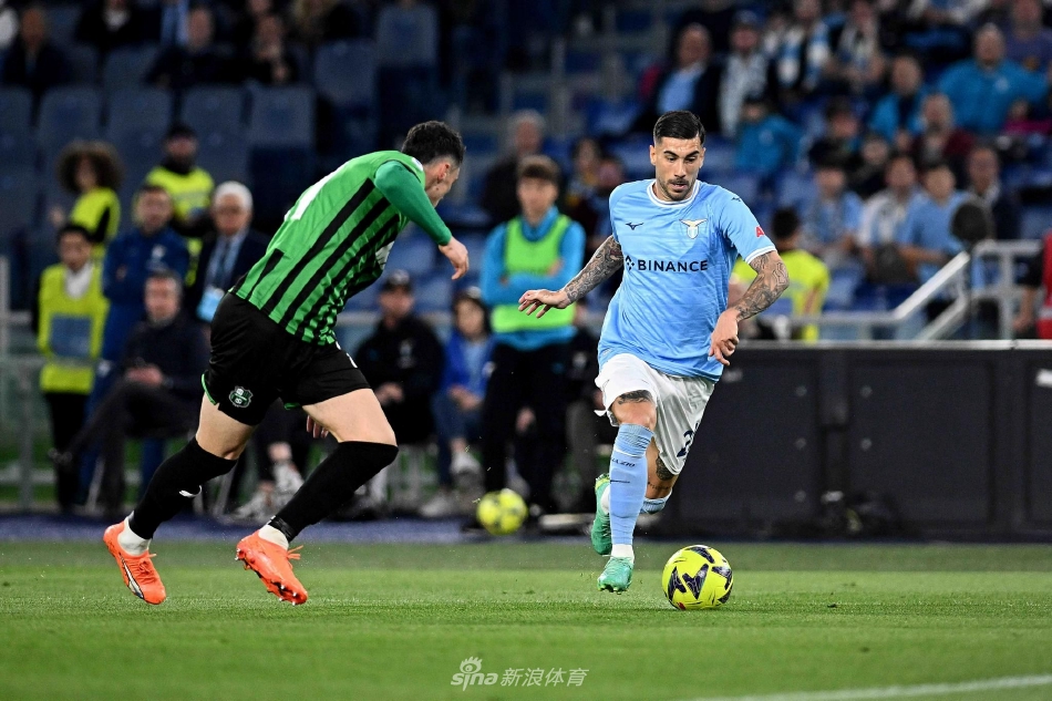 托马·巴希奇打入锁定胜局的一球后，张开双臂奔向角旗区，尽情释放内心的激动与喜悦。