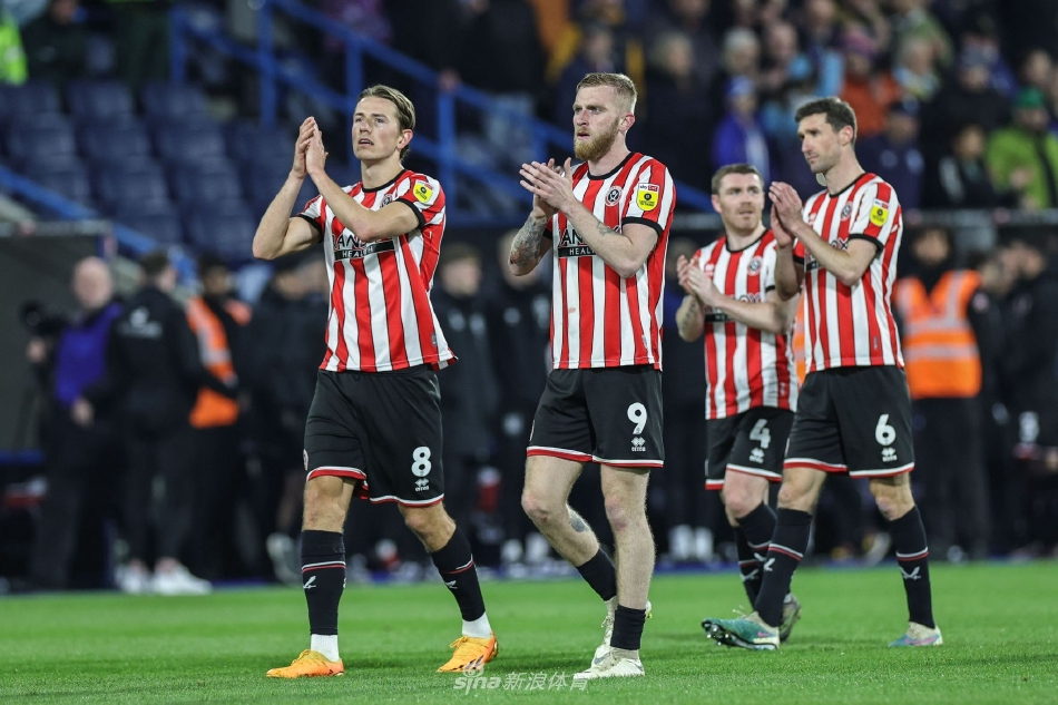 哈镇球员突破至底线传中，中路队友高高跃起头球攻门，谢菲联后卫奋力封堵，双方在空中激烈对抗。