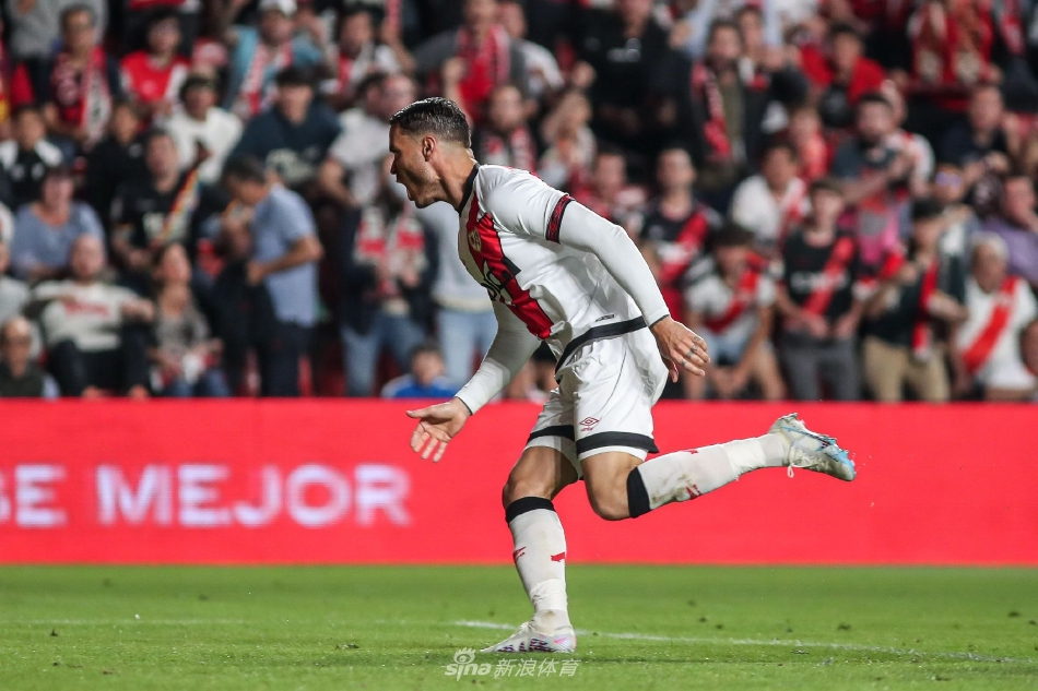 巴列卡诺后卫弗兰·加西亚贴身防守，展现铁血防守的专注与强硬