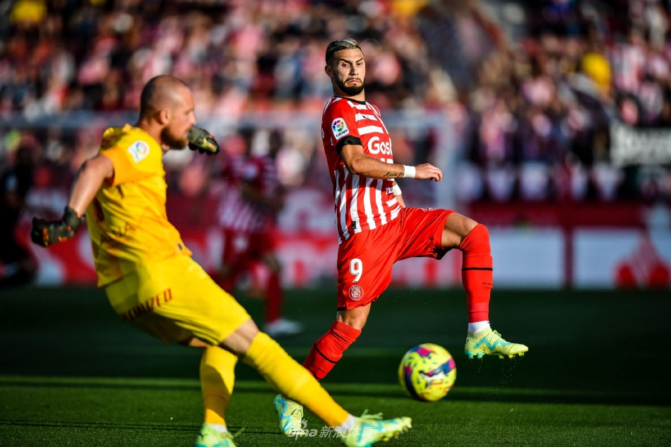 赫罗纳门将飞身扑救单掌将球击出，身体完全舒展如同展翅雄鹰，马洛卡进攻球员抱头难以置信