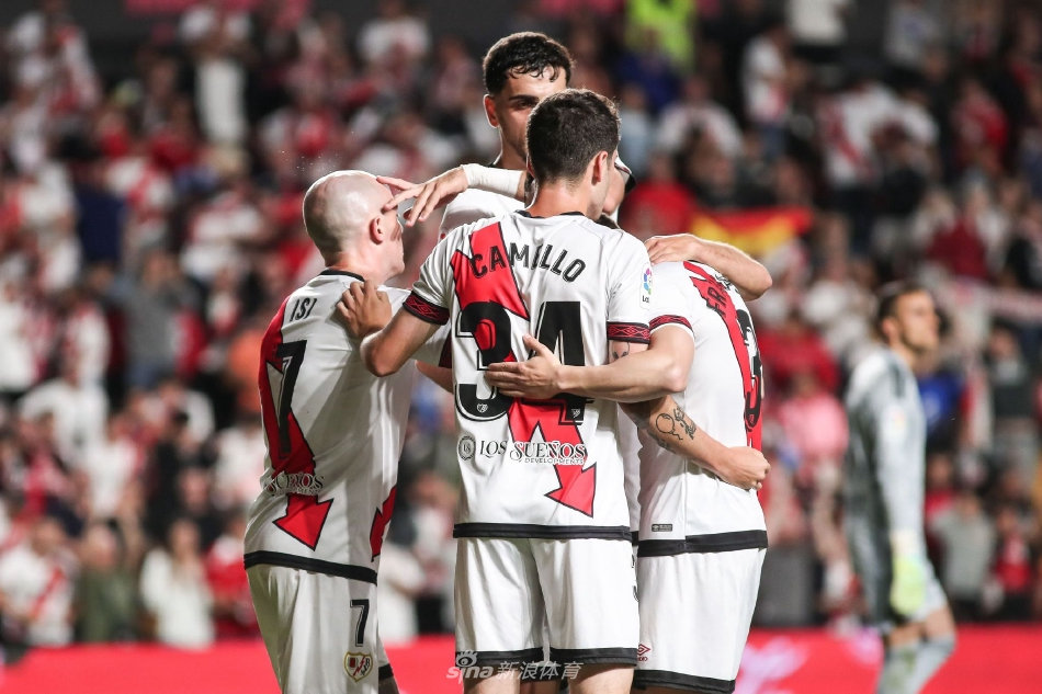 巴列卡斯球场灯光璀璨，双方球员在万众瞩目下步入绿茵场，大战一触即发