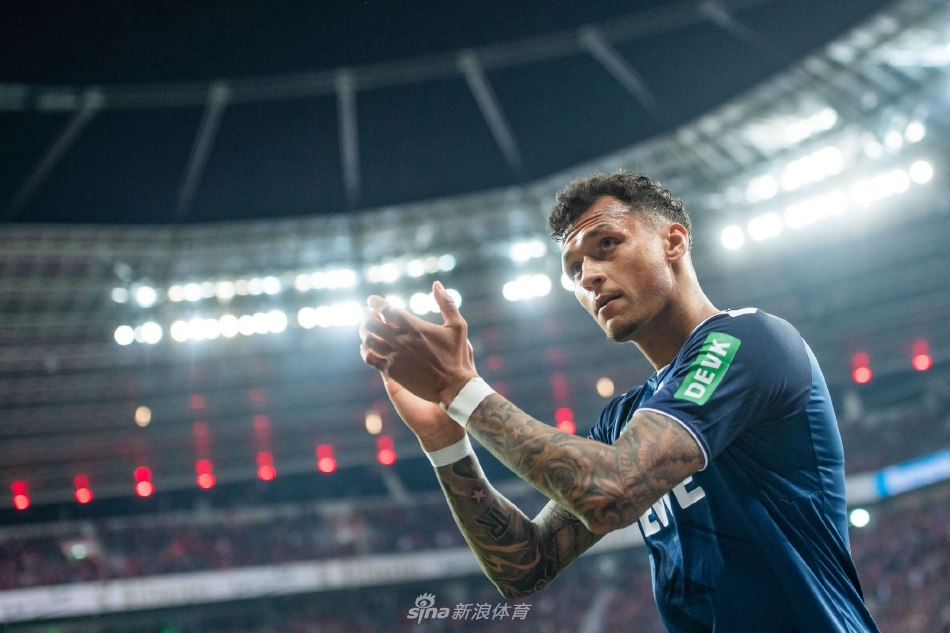 终场哨响，科隆球员相拥庆祝这场伟大的逆转胜利，勒沃库森球员黯然神伤背景虚化