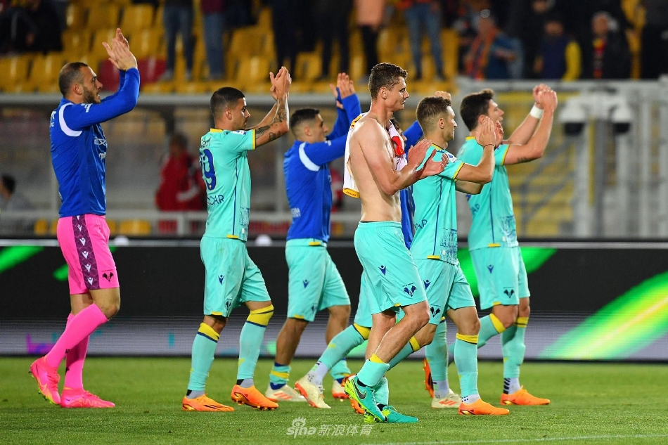 维罗纳球员恩贡格进球后张开双臂，在莱切主场狂奔庆祝这记决定胜负的远射