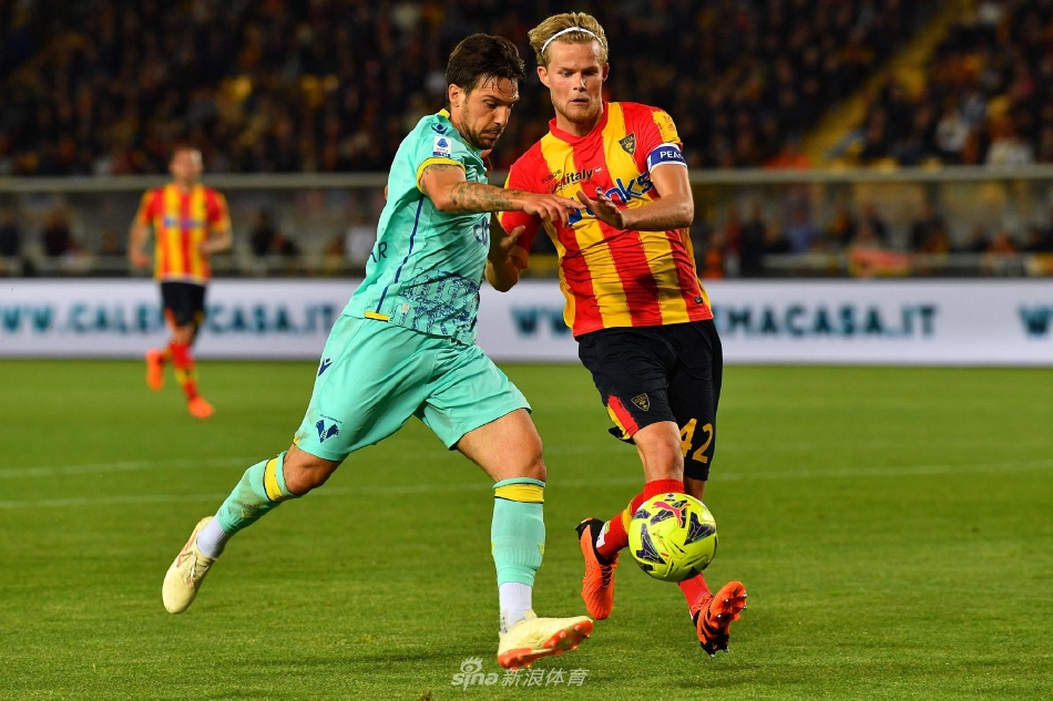 莱切与维罗纳球员在中场展开激烈拼抢，双方寸土不让争夺球权