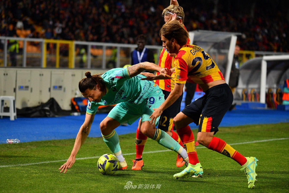 莱切门将法尔科内飞身侧扑，单掌将维罗纳球员势在必得的头球攻门拒之门外