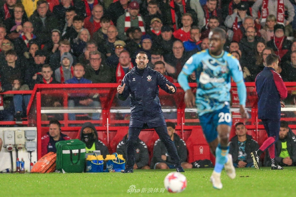 森林队球员围成一圈相互鼓舞，坚定的眼神中透露出绝不放弃的信念