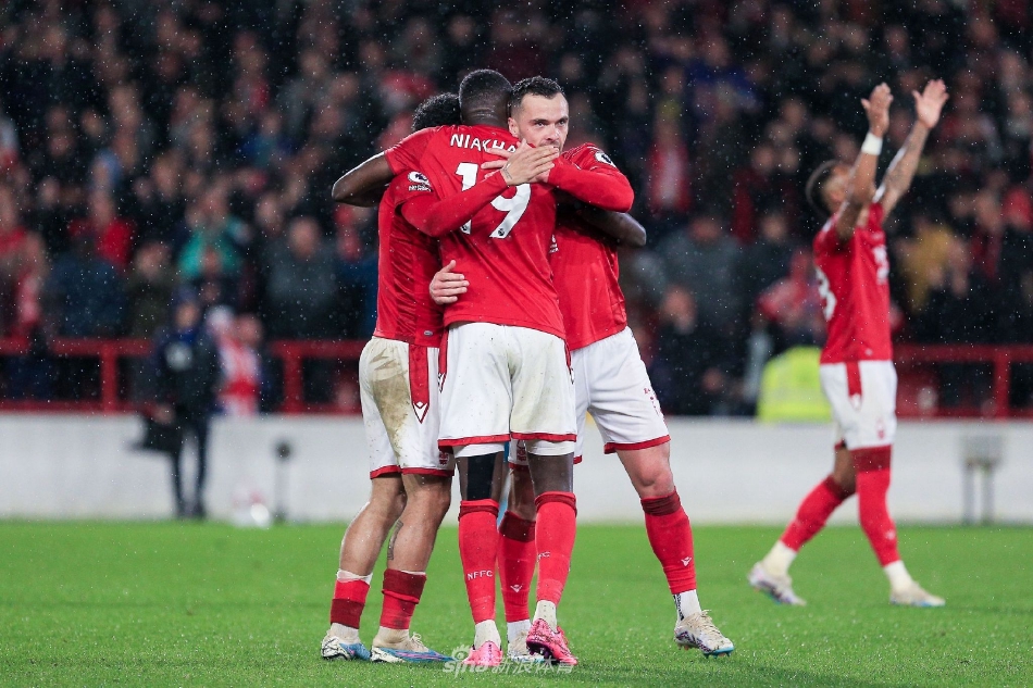 绝杀进球后森林球员激情相拥，替补席上的教练和队员全部冲入场内庆祝