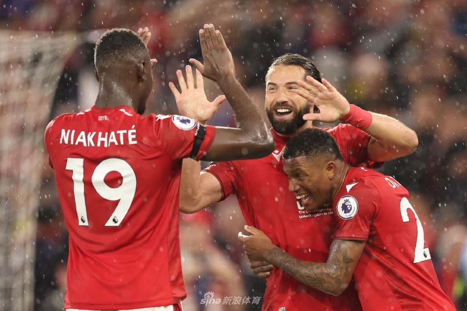 赛后森林球员携家人子女一同在球场漫步，温馨画面与刚才的激烈厮杀形成鲜明对比