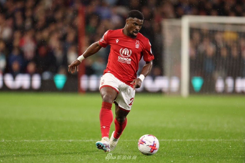 南安普顿球员在客场球迷面前奋力拼抢，绿白相间的球衣在森林的红色海洋中格外醒目