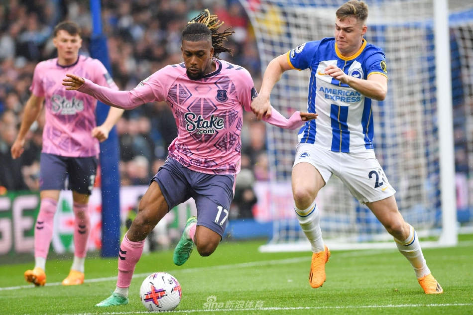 布莱顿核心麦卡利斯特在球队大比分落后时打入安慰性进球，他的脸上没有喜悦，只有不甘与无奈。