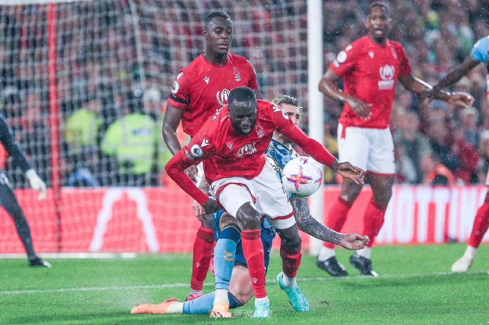 终场哨响，南安普顿球员黯然神伤，有的跪倒在草皮上，背影写满失落与不甘