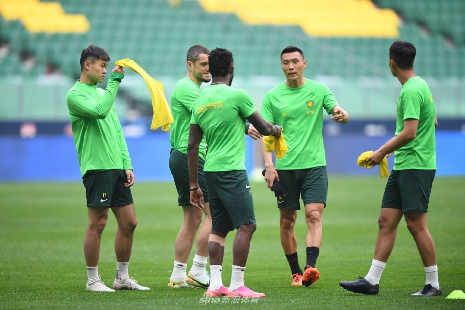 这球都没进！贺惯绝佳机会踢偏海牛再逃一劫，邓卓翔惊出表情包