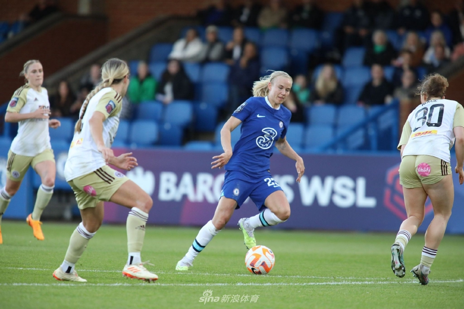 比赛结束后，切尔西全队球员手搭肩膀围成一圈，在球场中圈聆听主帅讲话，展现出无与伦比的团队凝聚力与拼搏精神。