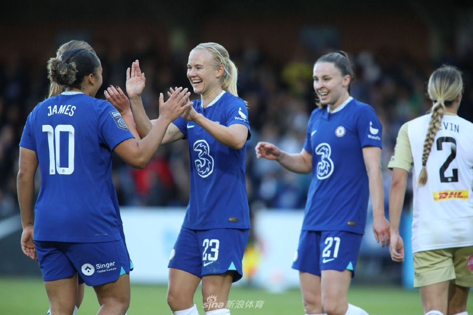 切尔西两名球员在边路完成精妙二过一配合，传球瞬间皮球线路清晰，跑位球员已然启动，瞬间穿透对方整条边路防守。