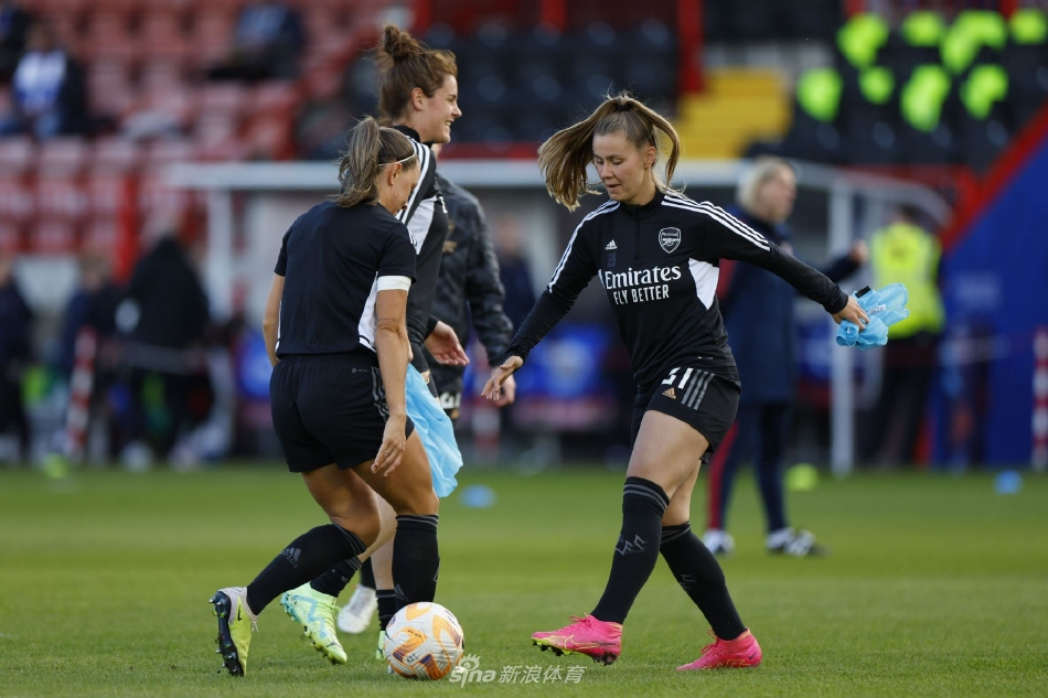 阿森纳女足队员在进球后紧紧拥抱在一起庆祝，脸上洋溢着喜悦与激动，团队凝聚力展露无遗。