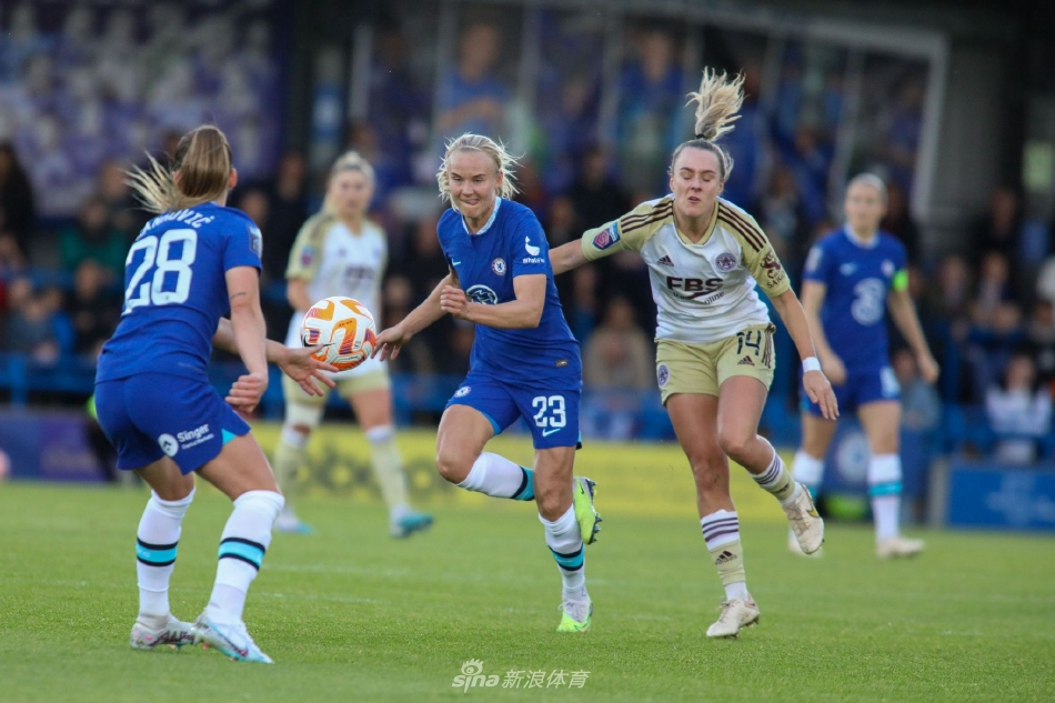 切尔西中场球员在对方两人包夹下冷静护球，身体姿态稳健，眼神坚定地观察前方队友跑位，展现出色的控场能力。