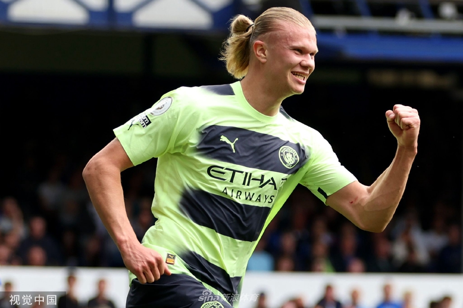 阿尔瓦雷斯轻松推射空门得分后张开双臂奔跑庆祝，身后是垂头丧气的埃弗顿后卫