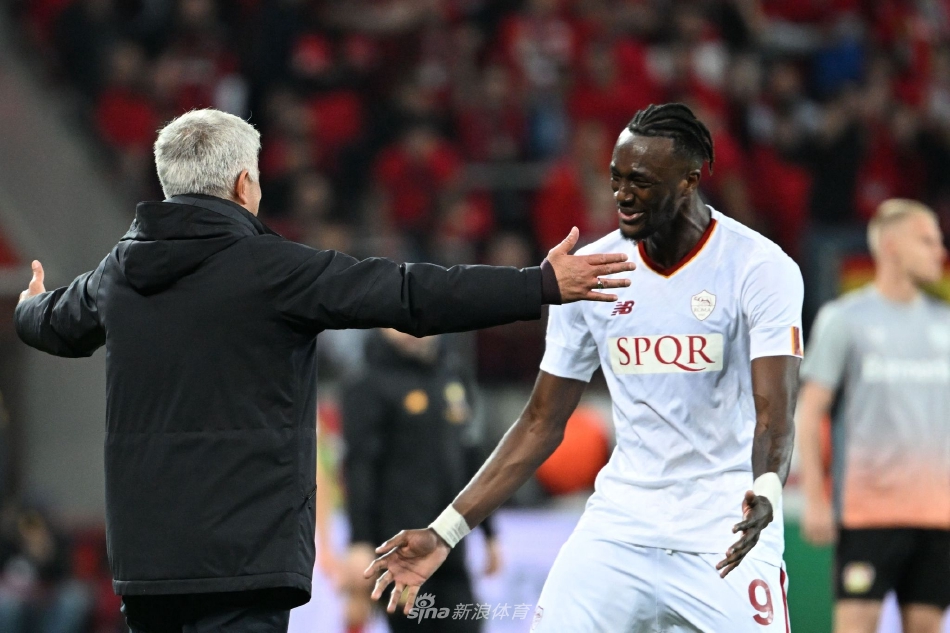 比赛终场哨响瞬间，勒沃库森球员黯然神伤低头不语，而远处罗马替补席已陷入狂欢，悲喜两重天在画面中交织。