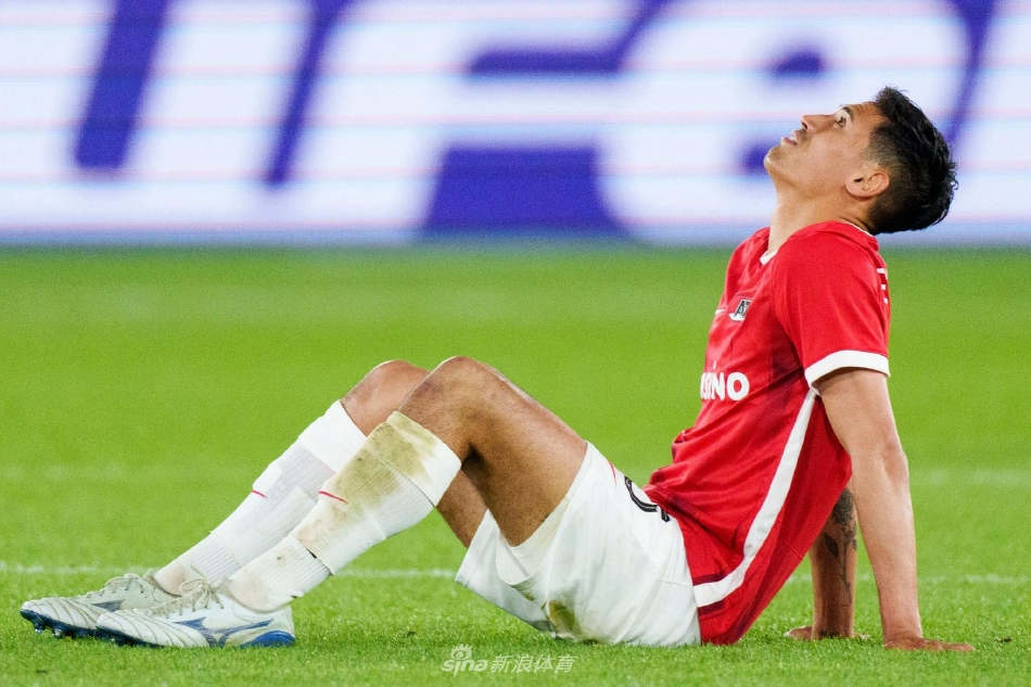 进球功臣福纳尔斯在破门后张开双臂，一路嘶吼着滑跪庆祝，他的身后是陷入绝望的阿尔克马尔后卫和已经开始沸腾的西汉姆联替补席。