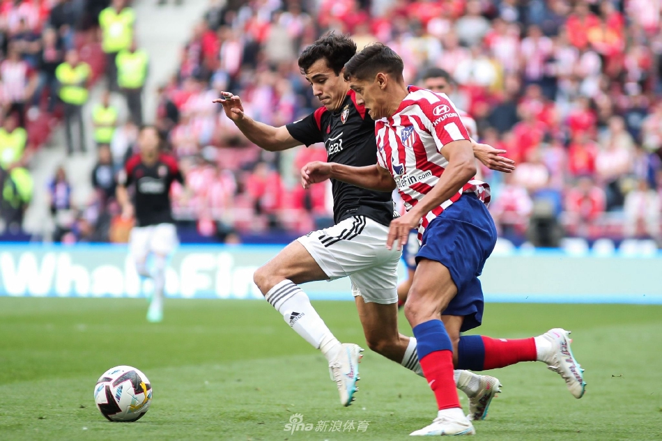 双方中场激烈拼抢，马竞球员成功护住皮球，展现出强悍身体对抗