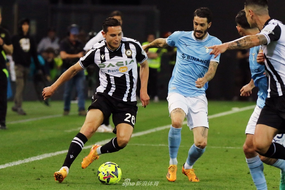 拉齐奥队长因莫比莱在进球后张开双臂、面朝客队球迷看台激情奔跑庆祝，脸上写满了释放与狂喜