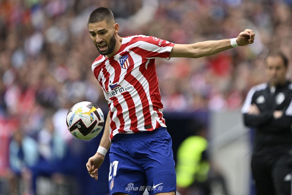 马竞核心球员送出精准直塞，瞬间穿透对手整条防线