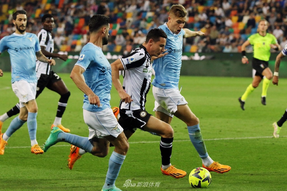 乌迪内斯门将西尔维斯特里在失球后跪在门前，双手撑地，背影充满了无奈与懊恼