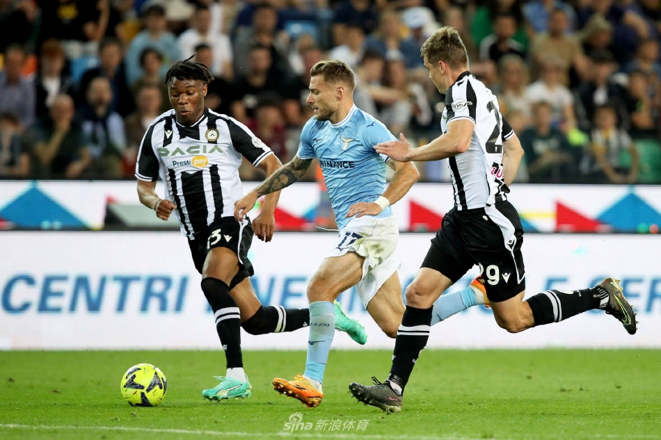 比赛结束后，双方球员在夜色中互相握手致意，交换球衣，展现了竞技体育的尊重与友谊