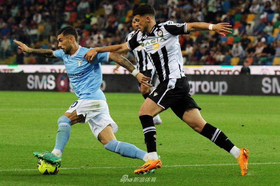 拉齐奥后卫罗马尼奥利在角球进攻中高高跃起力压防守球员，头球重重砸中门柱，与扩大比分的机会擦肩而过