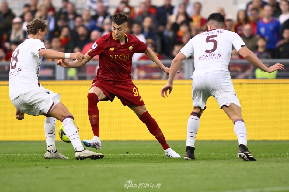 比赛结束后，罗马球员垂首站立在雨中，身影被场地灯光拉长，疲惫与失望的情绪清晰可感