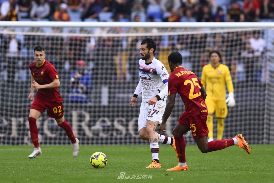 罗马中场马蒂奇在进球后挥拳狂奔嘶吼，周围激动的队友正飞身扑向他庆祝这来之不易的扳平球