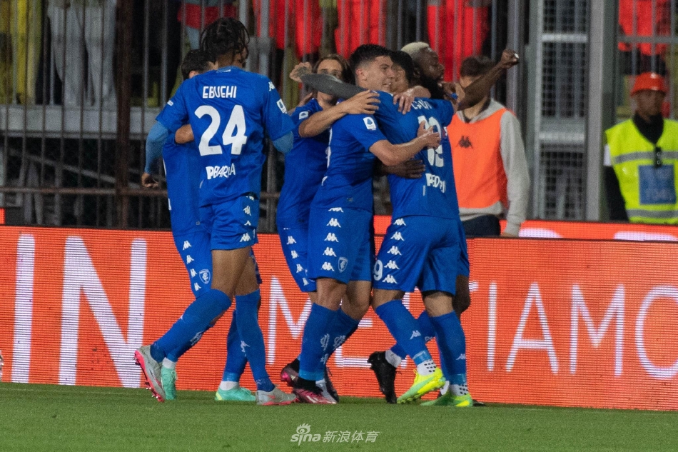 恩波利球员张开双臂在赛场狂奔庆祝，身后是垂头丧气的尤文后卫，绿茵场上演着冰火两重天