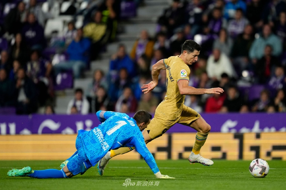 巴利亚多利德全队在终场哨响后紧紧相拥庆祝，这场关键的胜利让他们看到了保级的希望