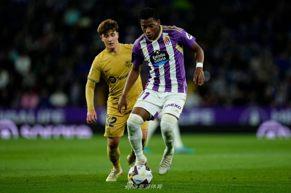 巴萨后卫克里斯滕森在打入乌龙球后神情懊恼，双手掩面难以接受这灾难性的开局