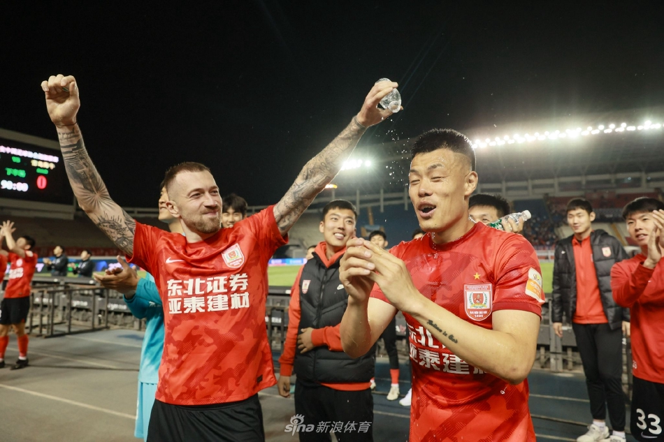 少儿不宜！张玉宁上半场与对方球员发生肢体冲突，两人各吃一黄